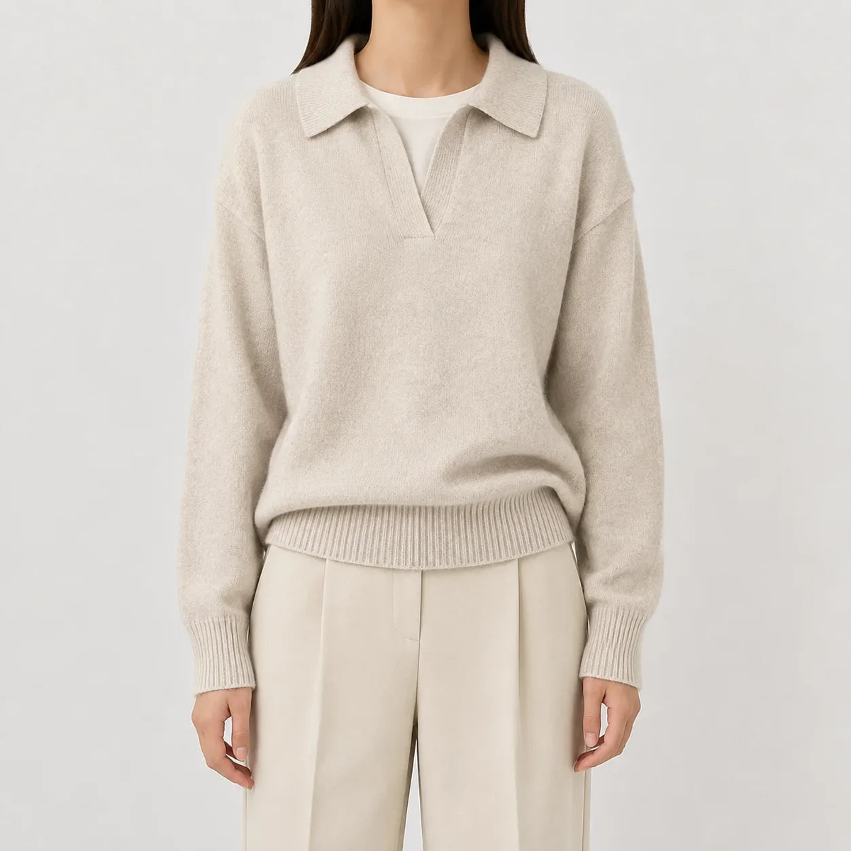 Pull femme col V en maille souple à manches longues – Beige