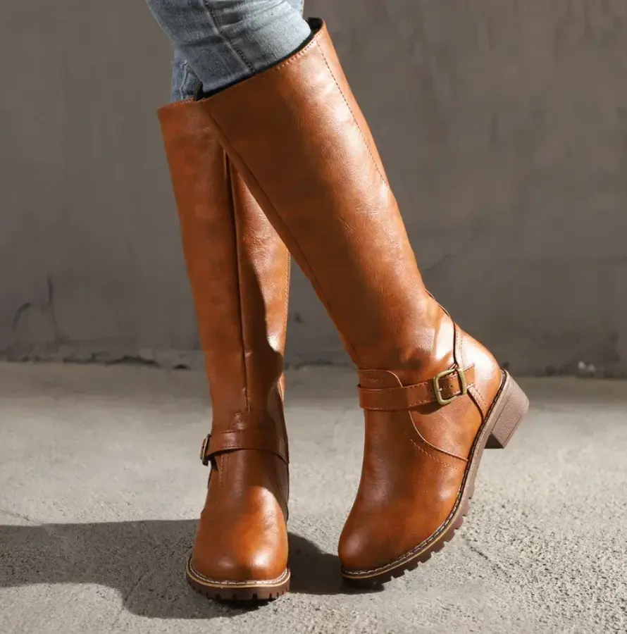 Bottes cavalières femme à petit talon et bride à boucle – Marron
