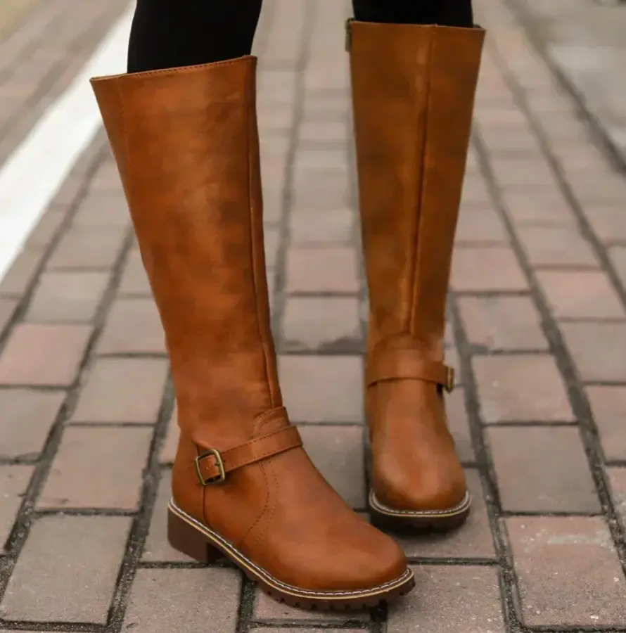 Bottes cavalières femme à petit talon et bride à boucle