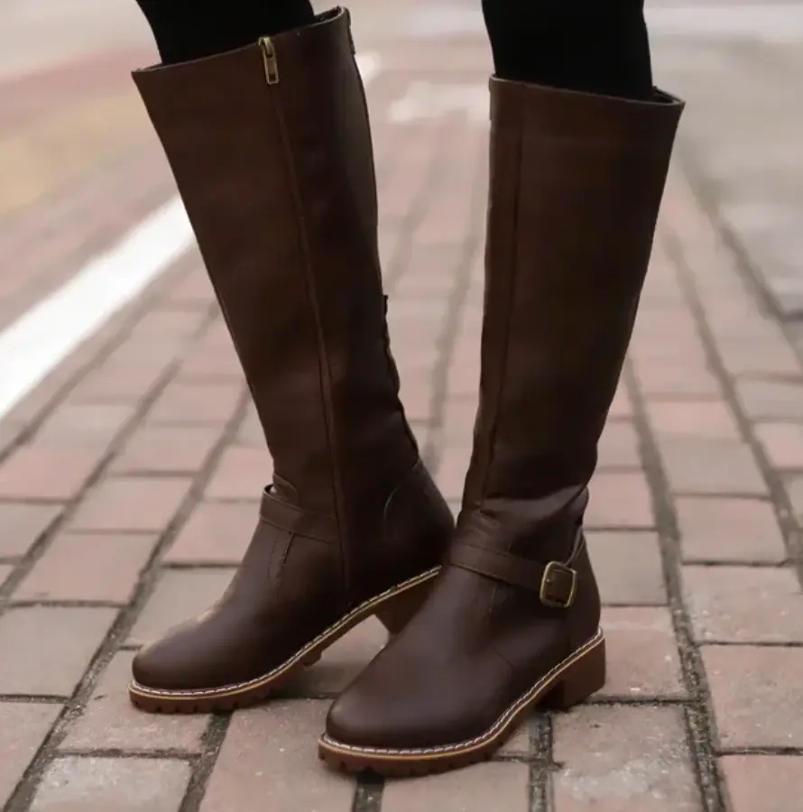 Bottes cavalières femme à petit talon et bride à boucle