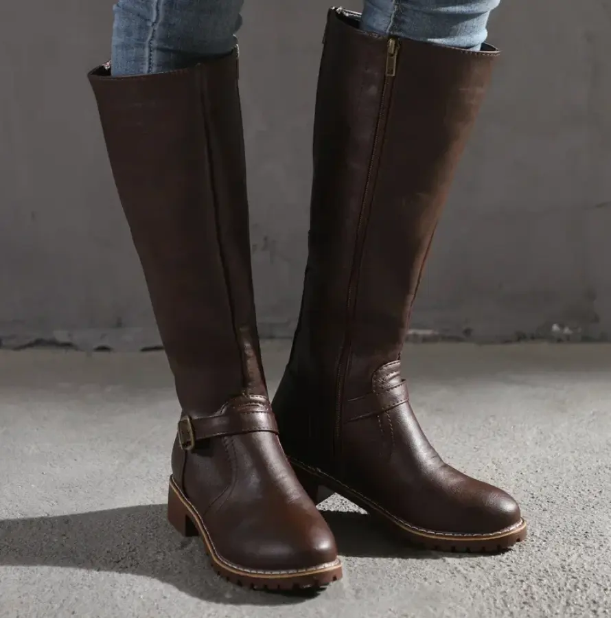 Bottes cavalières femme à petit talon et bride à boucle – Marron foncé