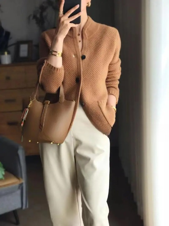 Cardigan femme boutonné à manches longues et coupe fluide – Marron