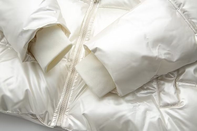 Doudoune femme matelassée à capuche et finition brillante