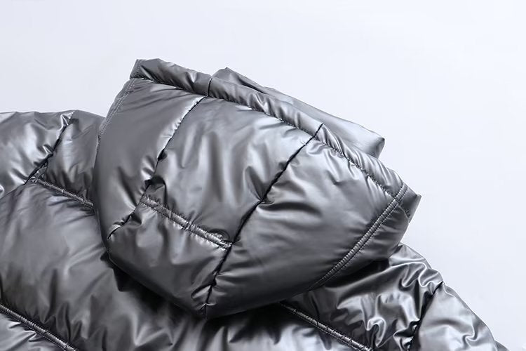 Doudoune femme matelassée à capuche et finition brillante
