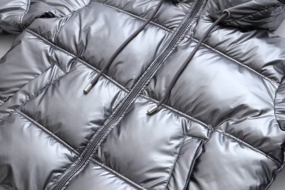 Doudoune femme matelassée à capuche et finition brillante