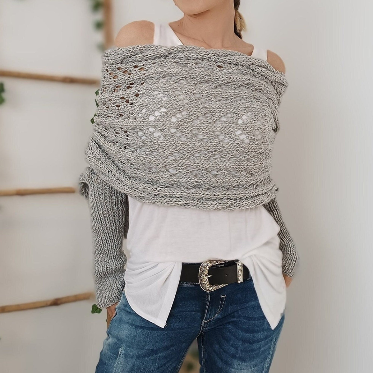 Écharpe femme à manches en maille torsadée – Gris clair