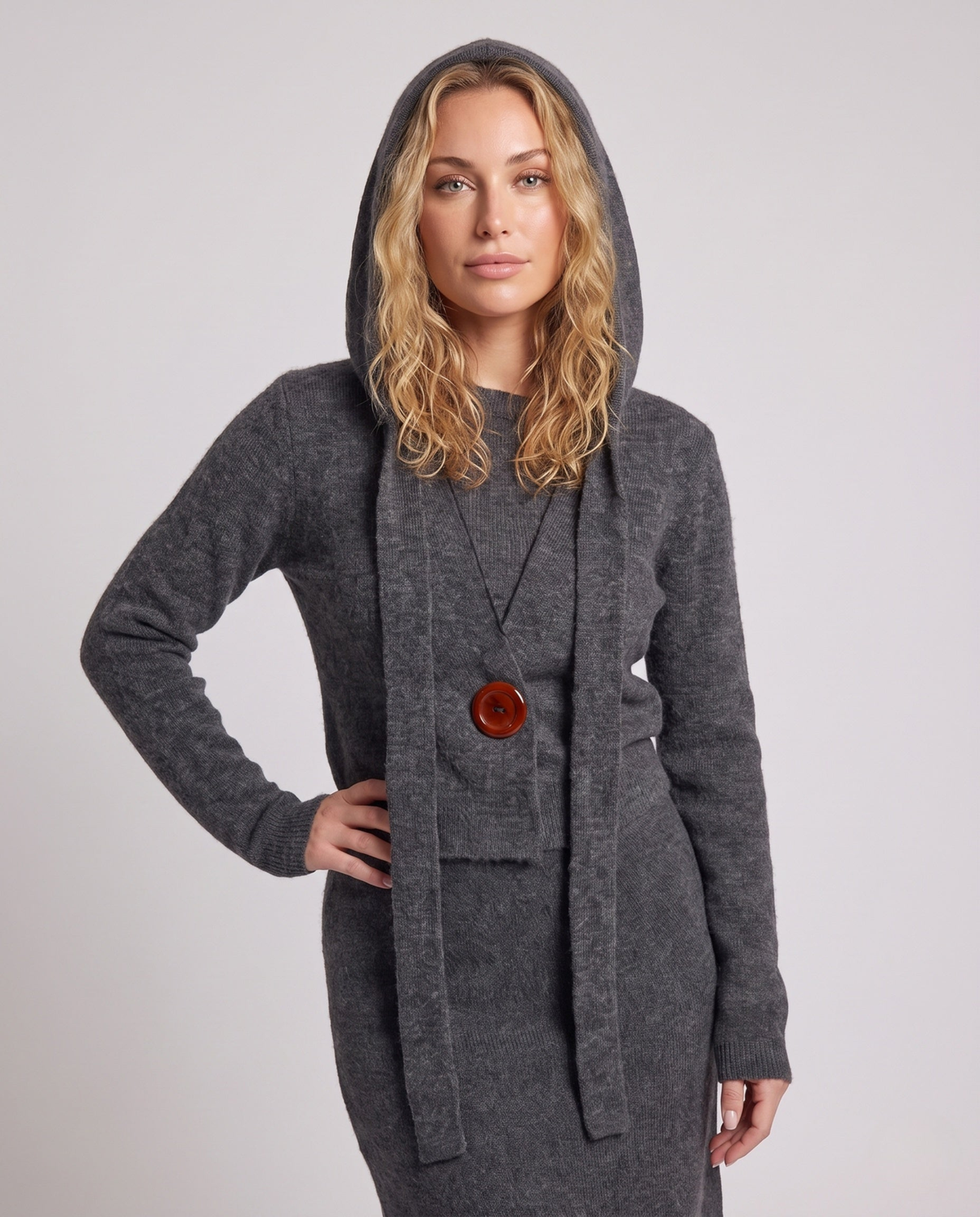 Ensemble femme en maille à capuche écharpe et jupe midi