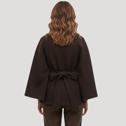 Manteau femme coupe cape à col montant et ceinture à nouer