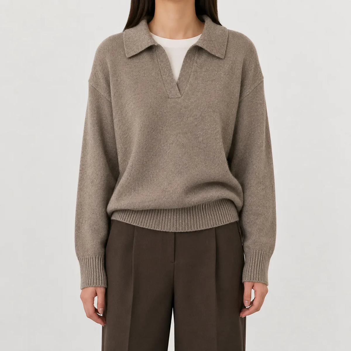 Pull femme col V en maille souple à manches longues – Moka