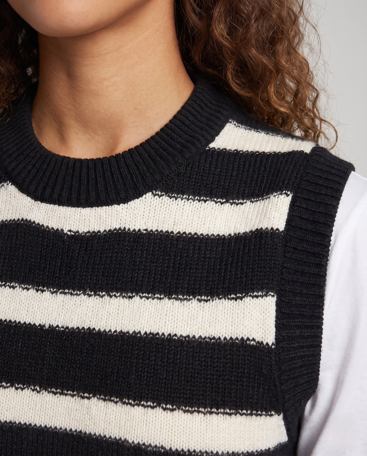 Pull sans manche femme rayé en maille fine, finitions côtelées