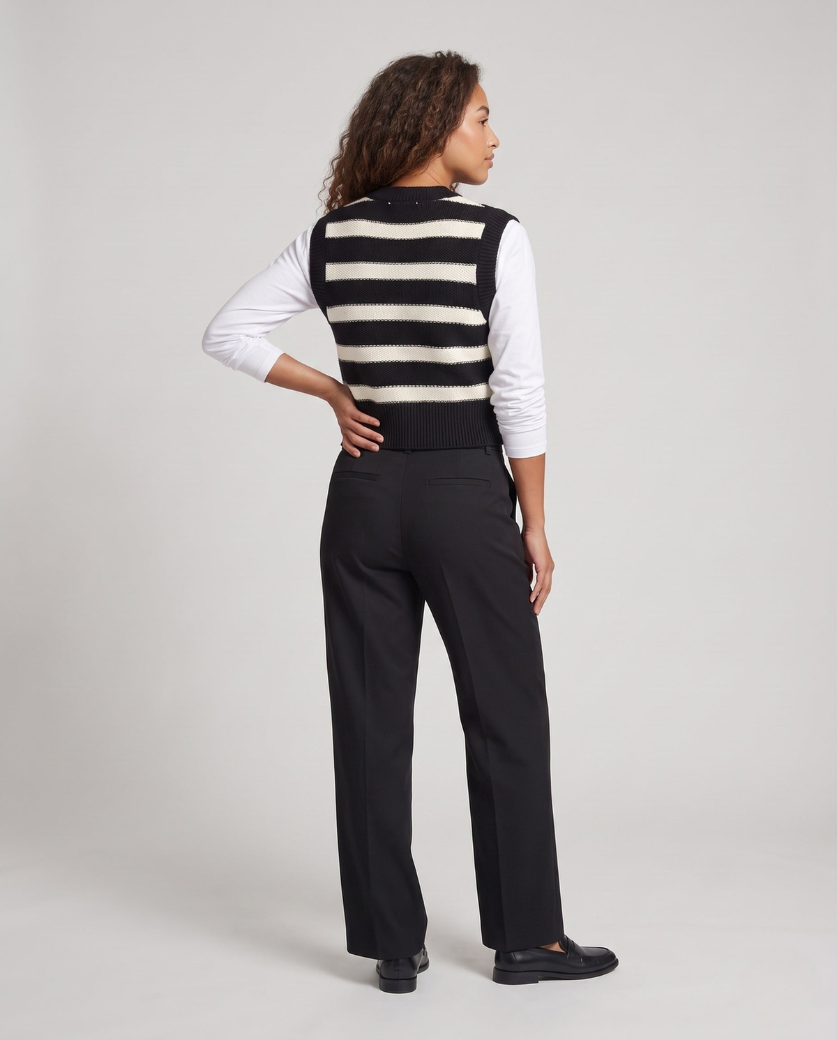 Pull sans manche femme rayé en maille fine, finitions côtelées