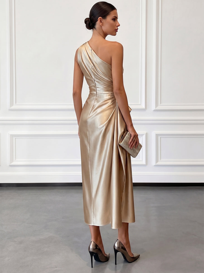 Robe invitée mariage à une épaule, satinée et mi-longue