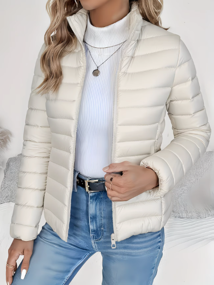 Veste matelassée femme ajustée à col montant – Crème